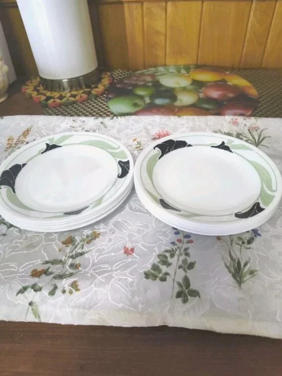 Lot of 10 Vintage Corelle Black Orchid Bread and Butter Plates 6-3/4.Discontinue