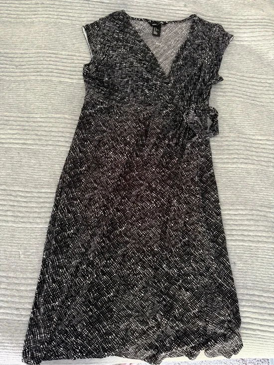 H&M Mama Maternity Black & White Wrap-Style Cap Sleeve Dress