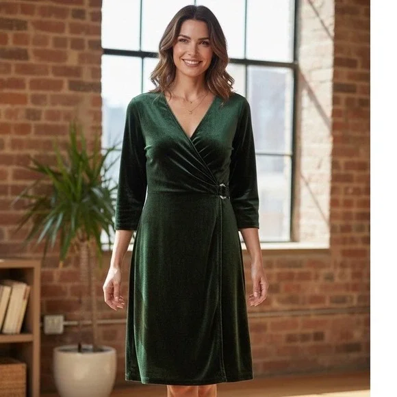 Anne Klein Womens Green Velvet Wrap Dress 3/4 Sleeve Buckle Detail Knee Length 6