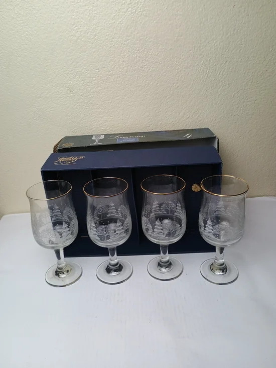 VTG Winter Scene Frosty Pines Etched Clear Wine Glasses with Gold Rim - Set of 4
