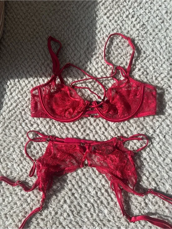 Honey Birdette Red Lace Underwire Bra & Garter Set