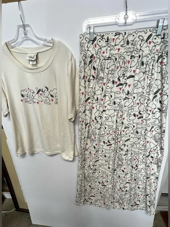 MUNKI MUNKI SNOOPY PEANUTS w/HEARTS  CREAM 2PC P J SET.  SIZE XL. LIKE NEW