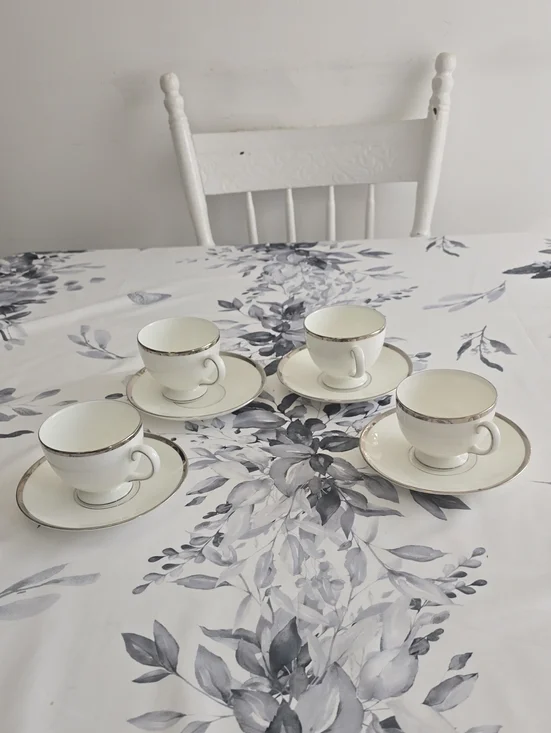 Wedgwood Bone China 4 Cups 4 Saucers Carlyn Made In England White