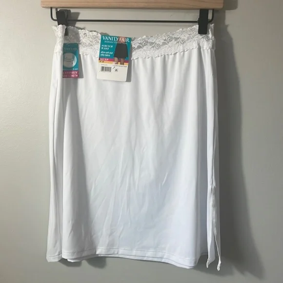 Nwt vanity fair half slip in white, size m 18” length can be adjusted.