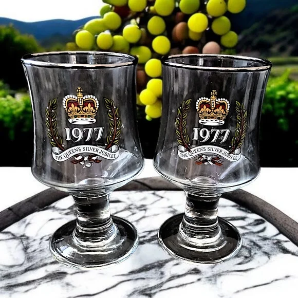2 Queen Elizabeth II Silver Jubilee Coupe Glasses Wine‎ Cordial Souvenir Goblet