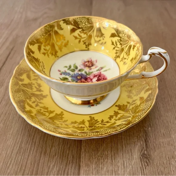 Paragon Majesty of‎ the Queen Pink Rose TeaCup Cup & Saucer Set Yellow Vtg Mint
