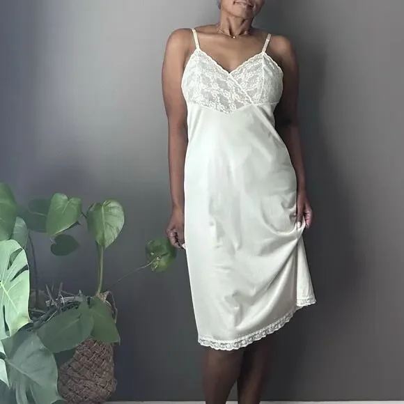 Vintage Vanity Fair Full Slip Lace Antron III‎ Nylon 70s Cream Womens 34 Medium