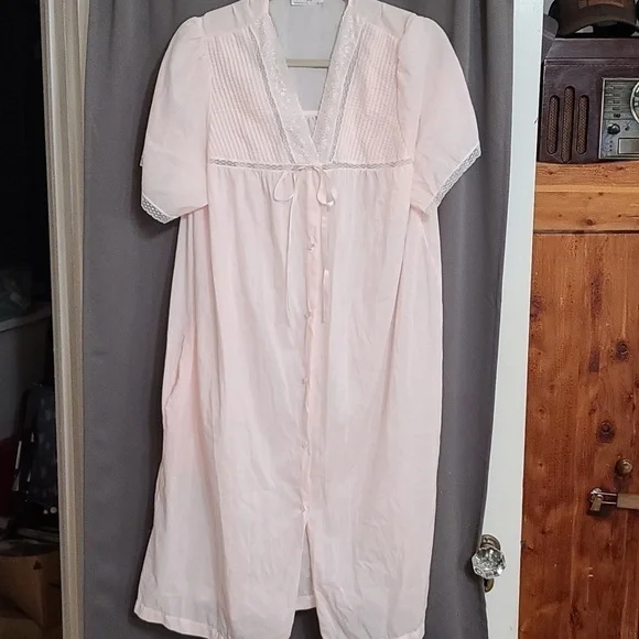 VTG Vanity Fair Womens Robe Pink Pleated Pocket Buttons Snap‎ Lace Tie Sz. L EUC