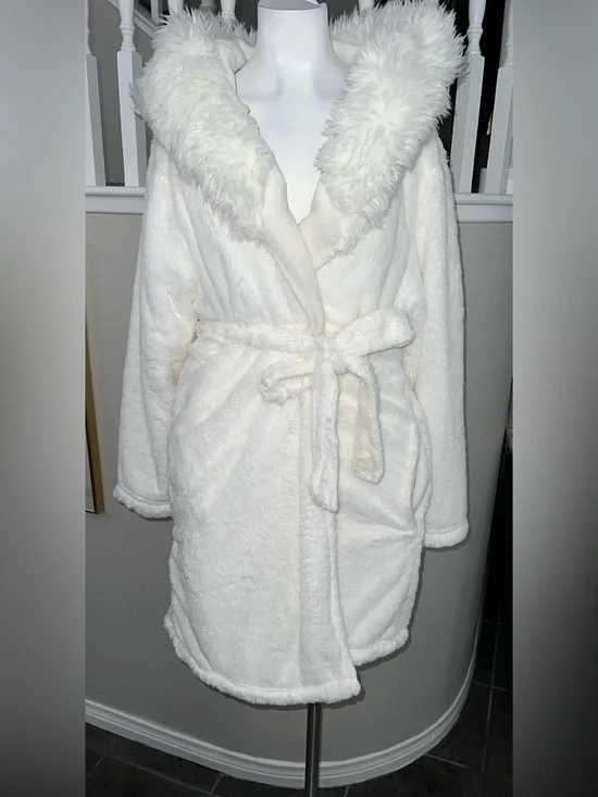 Topshop Ivory Women's Plush Faux-Fur Hooded Robe
