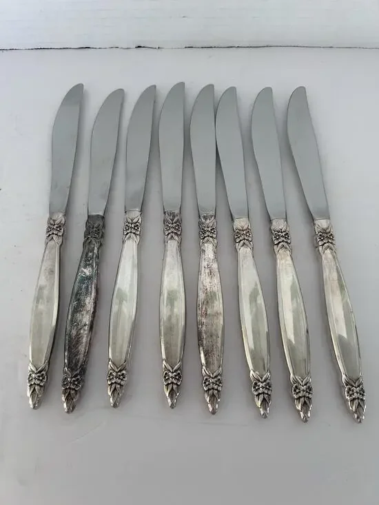 1847 Rogers Bros International Silver Plate Garland Lot of 8 Dinner Knives