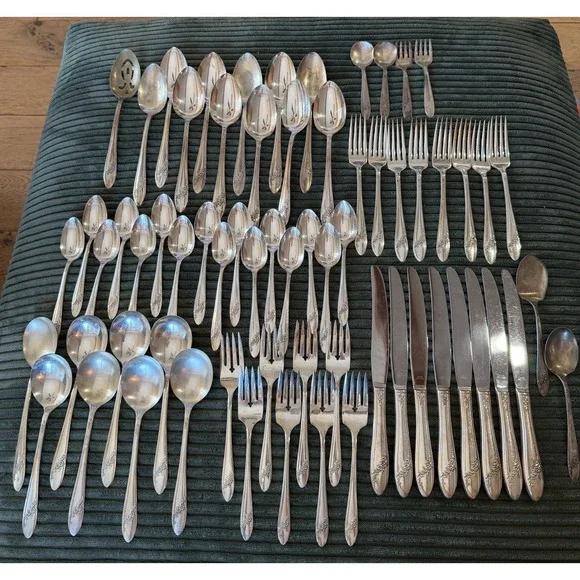 Vintage Oneida Queen Bess Pattern Silverplate Large Flatware Set of 66‎ Pieces