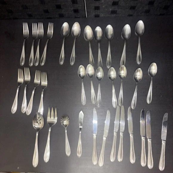 34 Piece Hampton Silversmith Stainless Steel Flat Ware Set