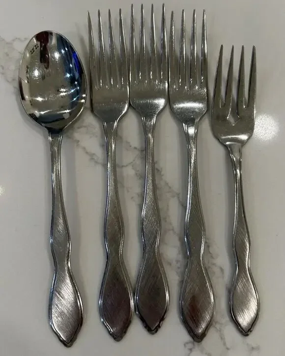Vtg Set 5 Oneida VALERIE Distinction Deluxe Stainless Flatware 4 Forks 1 Spoon
