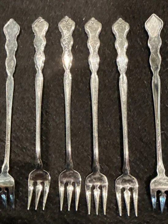 Oneida Valerie Distinction Deluxe Stainless Flatware Set 6 Cocktail/Seafood Fork