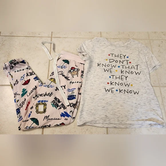 FRIENDS Pajamas Set‎ Women’s Size S Central Perk Pink Pants Shirt #SS1040