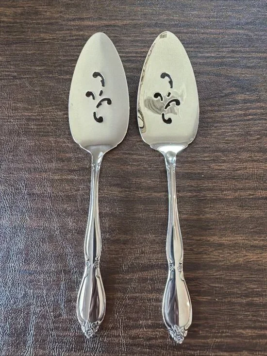 Set of 2 Oneida Community Chatelaine Stainless Pie Cake Servers Flatware 9.5