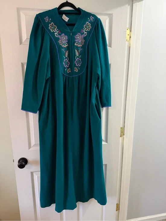 Vintage Vanity Fair Teal Embroidered Long Sleeve Robe