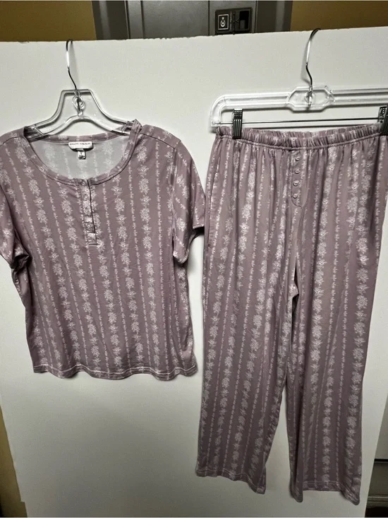 BERKSHIRE HOMEWEAR PETITE SMALL LIGHT LILAC AND WHITE PATTERNED 2 PC PJ SET.