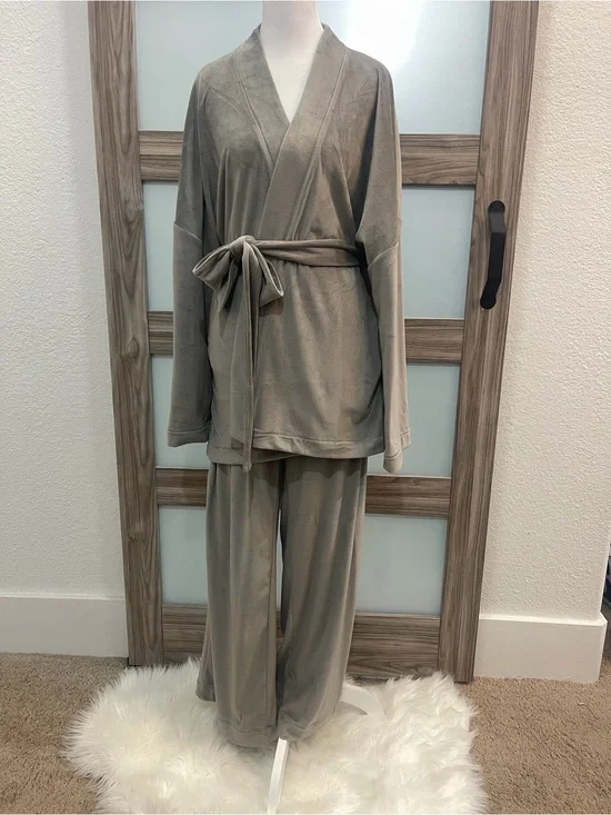 NWT SKIMS Women's Velour Wrap Lounge Set