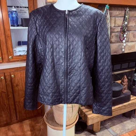 CASUAL CORNER SIZE X-LARGE 100% GENUINE LEATHER QUILTED JACKET.
