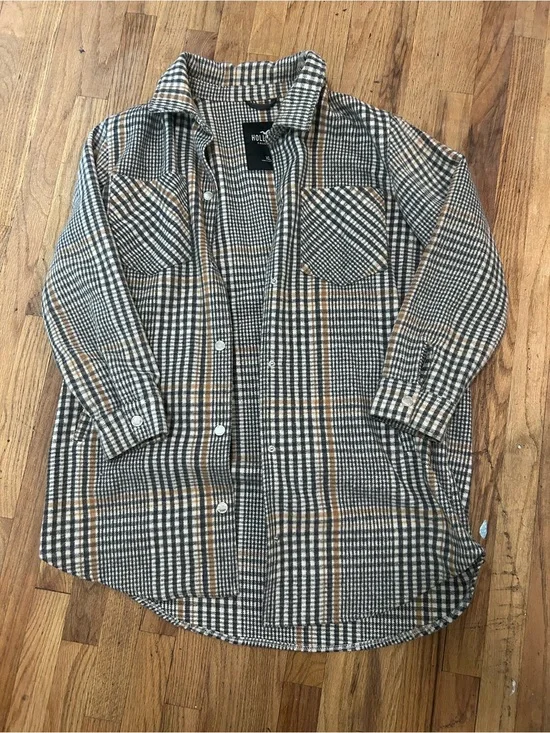 Hollister Plaid Button-Up Shacket in Black, White & Tan