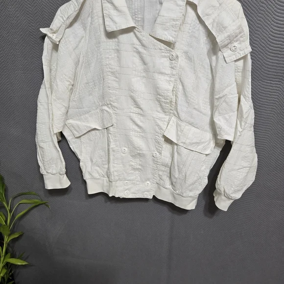 Sophisticated White Suit Jacket with Sleek Design