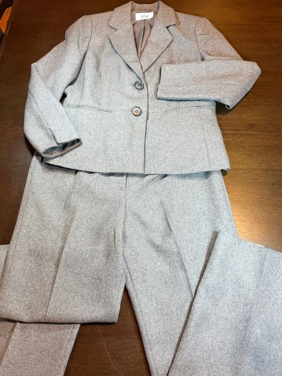 Le Suit Light Gray Women's Two-Piece Blazer and Pants Suit Set Lined
