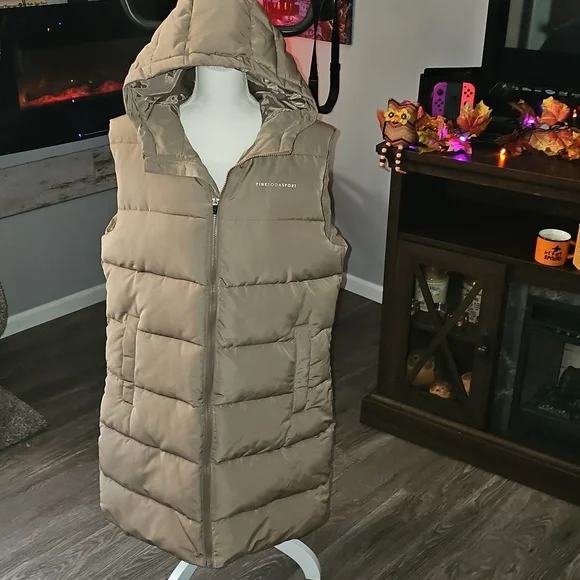 Womens nwots Pink SODA SPORT sz large long puffer vest. Heavy duty with hood!!