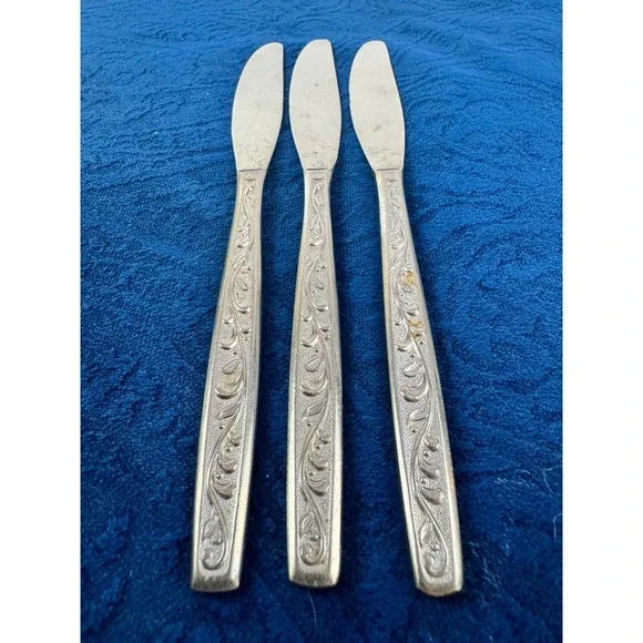 San Souci Stainless Utica Vine Scroll 3 Dinner knives 8 1/2