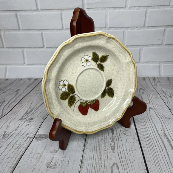 Mikasa Vintage Strawberry Festival Saucer EB 801 Plate Ovenware 70's Dessert‎