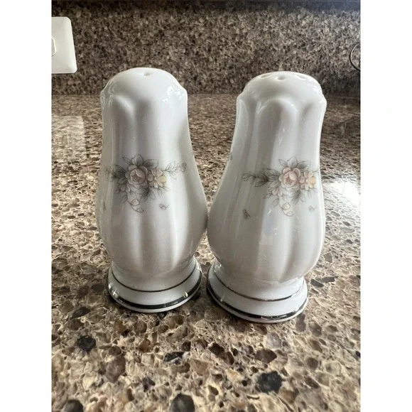 Noritake Greenbrier #4101 Salt & Pepper Shaker Set 3