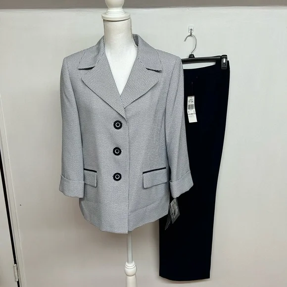 NWT. Women’s Two-Piece Tailored Jacket & Pants Set in Navy &White Size 12