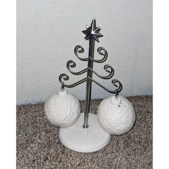 Cracker Barrel Christmas Ornament Salt & Pepper Shakers with Tree Stand‎