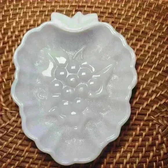 Vintage‎ 7” x 6” Hazel Atlas Milk Glass Grape Trinket Candy Dish Grapes