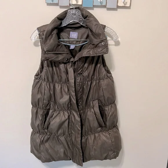 Gap Women’s Maternity Puffer Vest / Size S / Brownish Gray / Excellent Condition