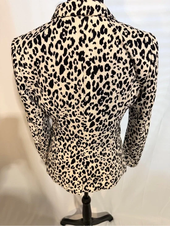 H&M Black and White Graphic Print Blazer one button single breasted. Sz. 8