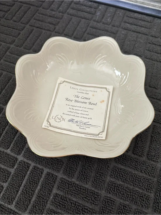 Lenox Cream Floral Scalloped Serving Bowl with Gold 24 k Edge