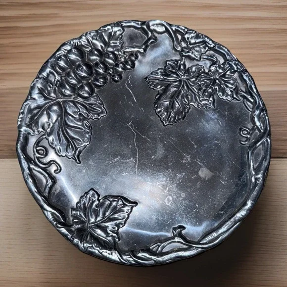 ARTHUR‎ COURT VINEYARD / GRAPEVINE  Pewter Round 8