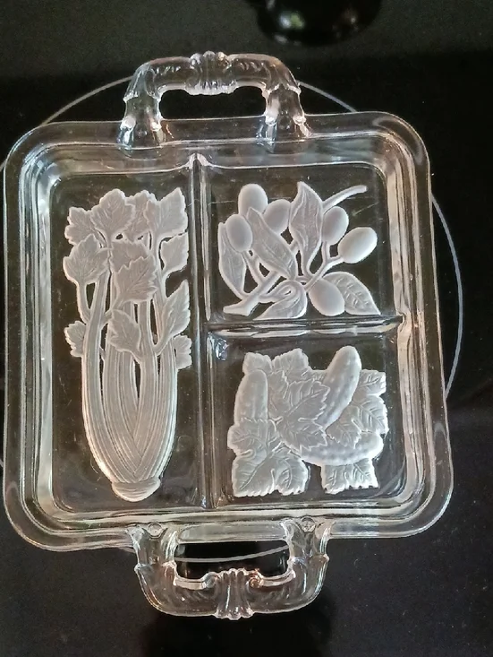 Beautiful! Etched Glass Divided Serving Dish - Clear Vegetable Pattern 🫒🥬🥒🫒