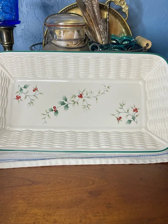 Pfaltzgraff Winterberry woven bread basket tray 6.5