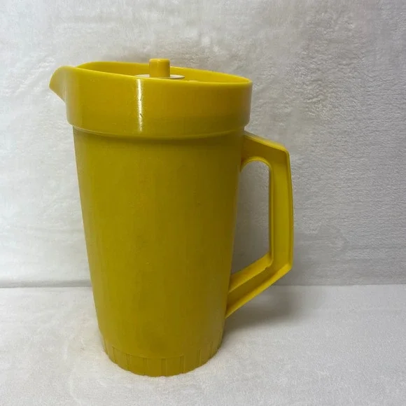 VTG Tupperware Harvest Yellow Pitcher Push Button Lid **See,‎ Read
