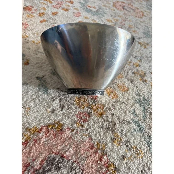 Oneida Custom 18/8 Stainless Steel Footed Bowl Floral Embossed Base Silver 9.25