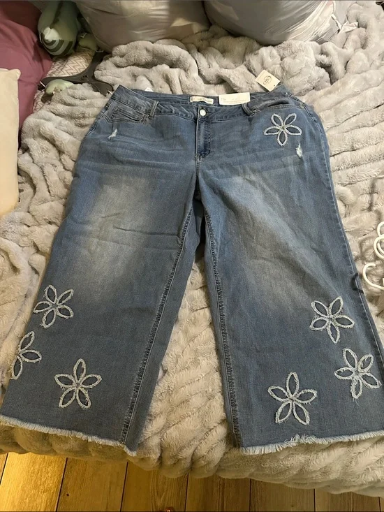 Embroidered Floral Ankle-Cropped Jeans - Blue