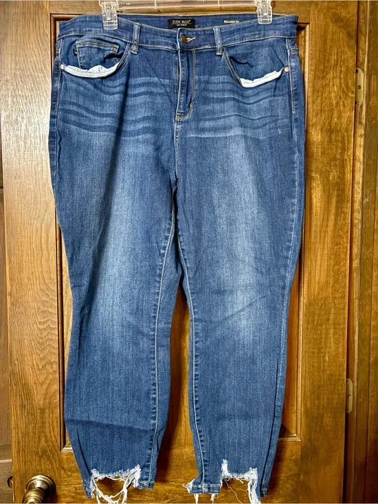 Judy Blue Distressed Ankle Jeans in Blue Wash