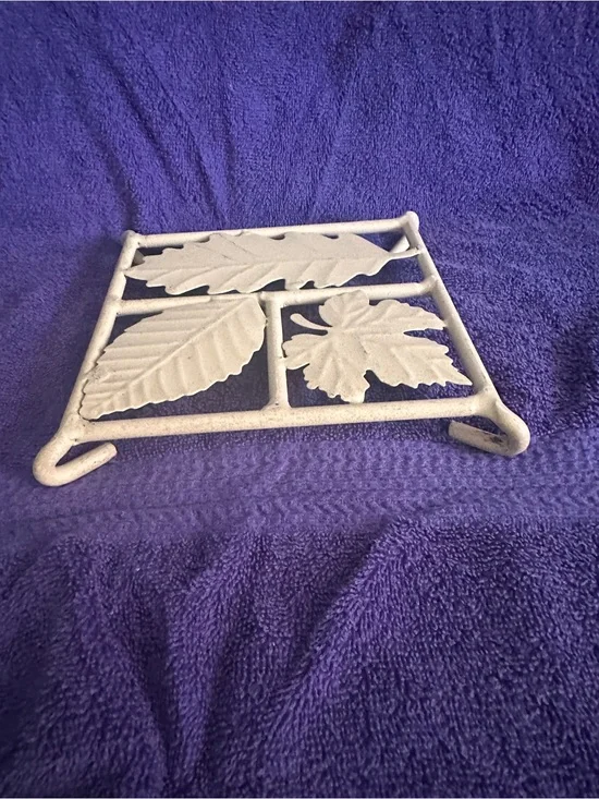 White Leaf Cast Iron Trivet - Decorative Serveware