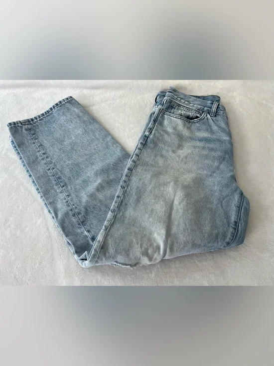 Madewell Woman’s Low Slung Straight Light Blue Relaxed Jeans