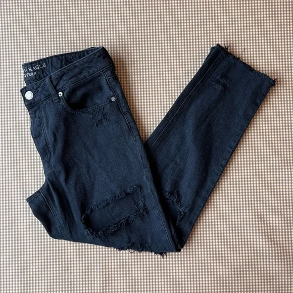 American Eagle Outfitters Tomgirl Jean distressed destroyed jeans. Size 6‎ black