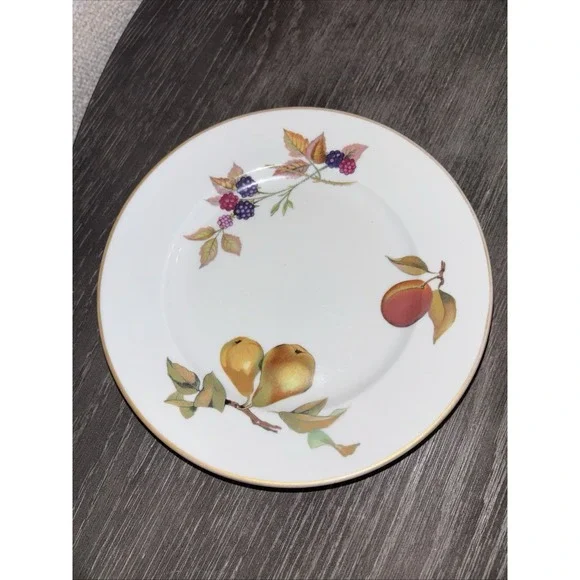 VINTAGE SET OF FOUR ROYAL WORCESTER EVESHAM GOLD PORCELAIN SALAD PLATES 8-1/4