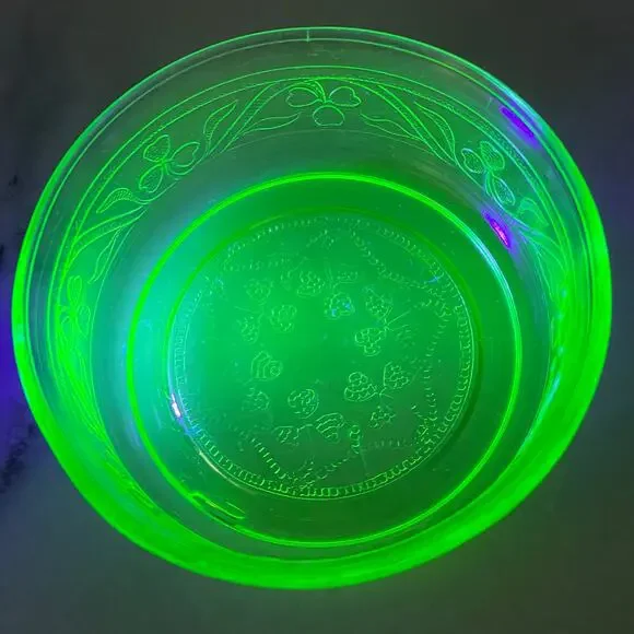 Hazel Atlas Green Cloverleaf Glass Bowl Uranium Fruit Dish Etched Shamrock READ