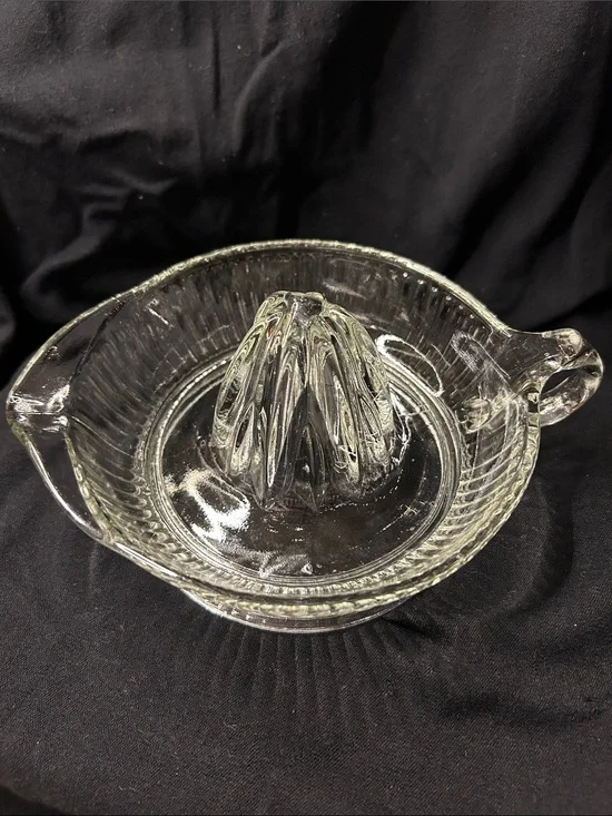 Clear Glass Citrus Juicer Reamer with Pour Spout. VINTAGE